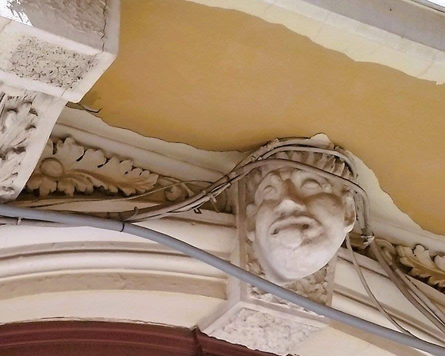 Dettaglio su una porta nel centro storico di Taranto